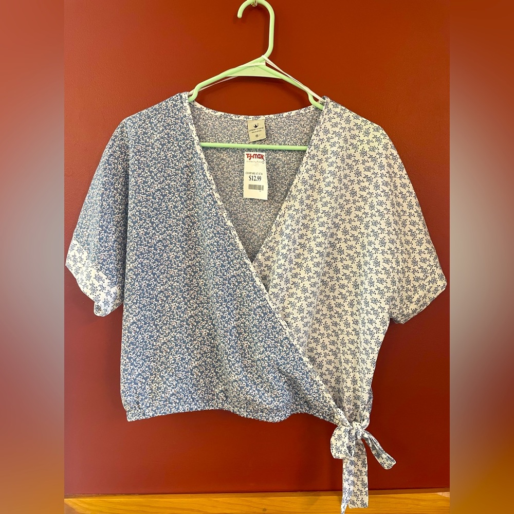 NWT Women’s M blouse. Faux wrap in front.